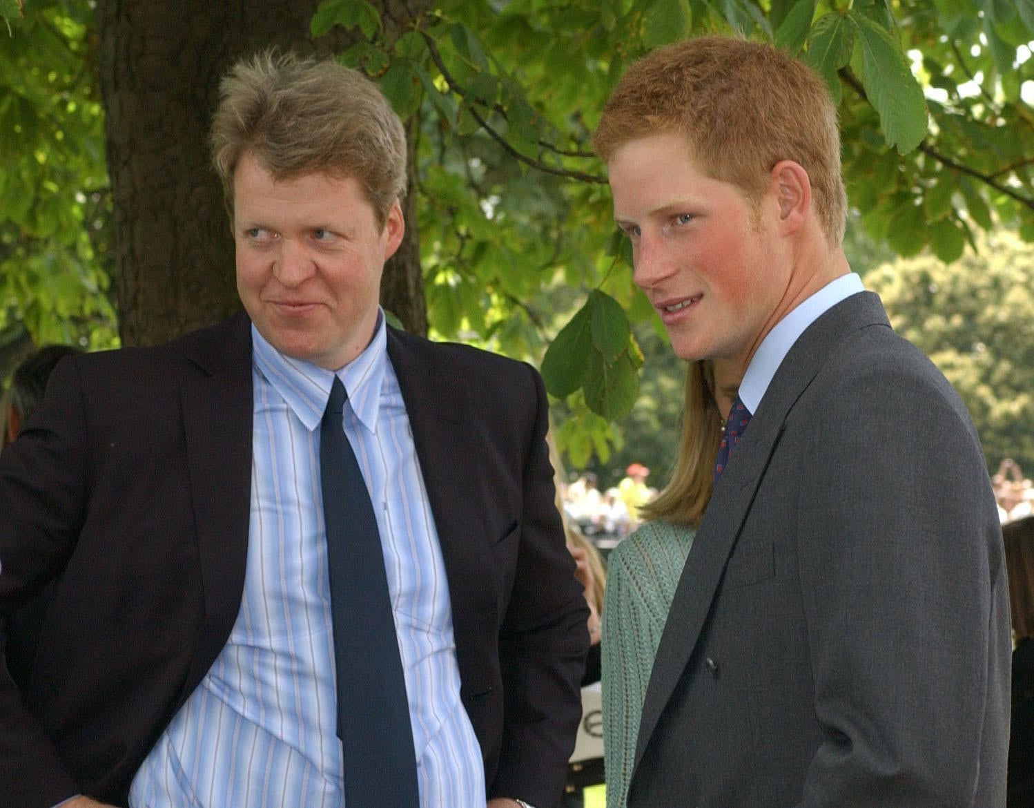 Charles y su sobrino, el príncipe Harry, en la apertura de la fuente en homenaje a Diana