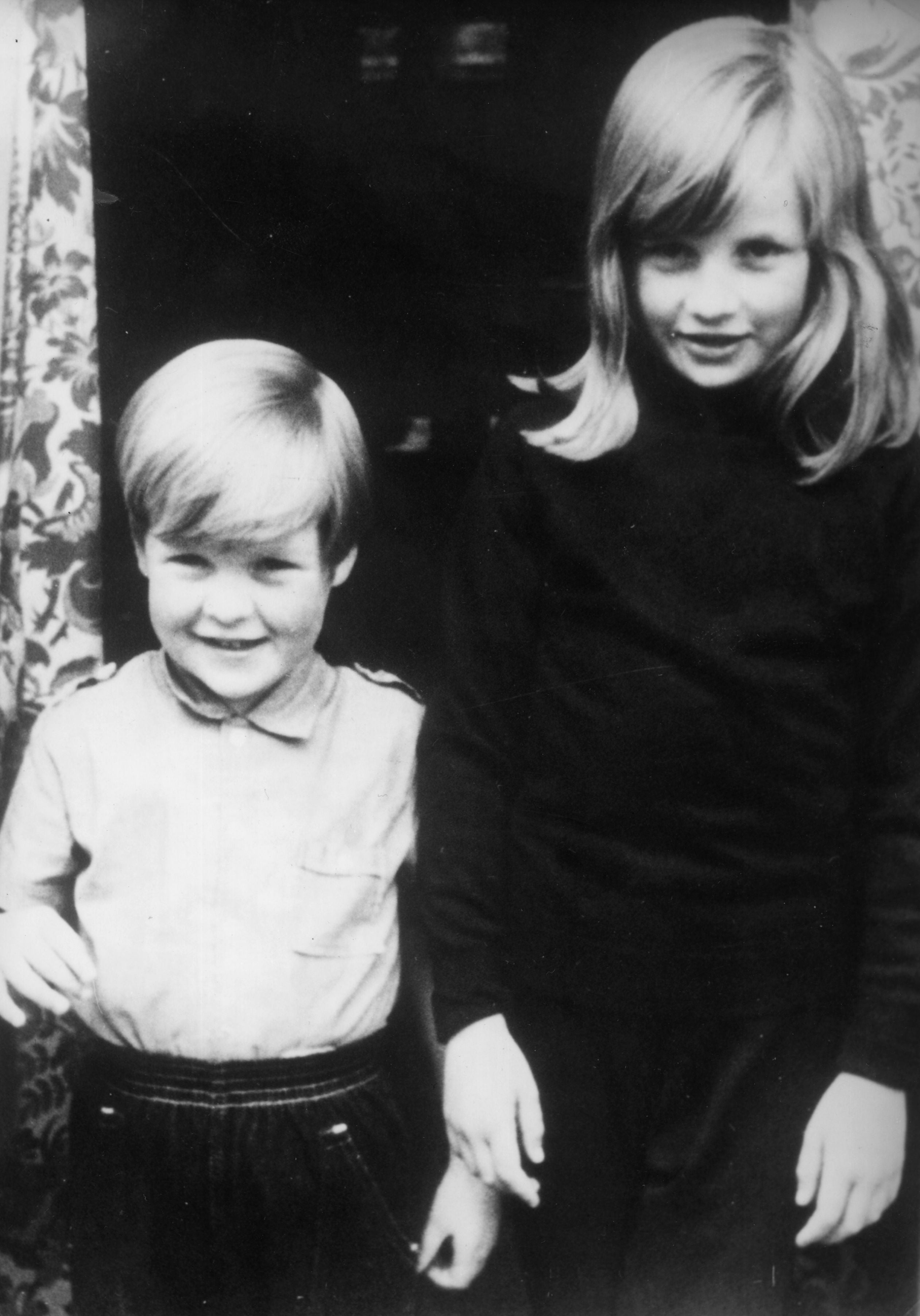 Robert, primo de los hermanos, aseguró a la biógrafa Tina Brown que Diana era una “magnífica hermana mayor”
