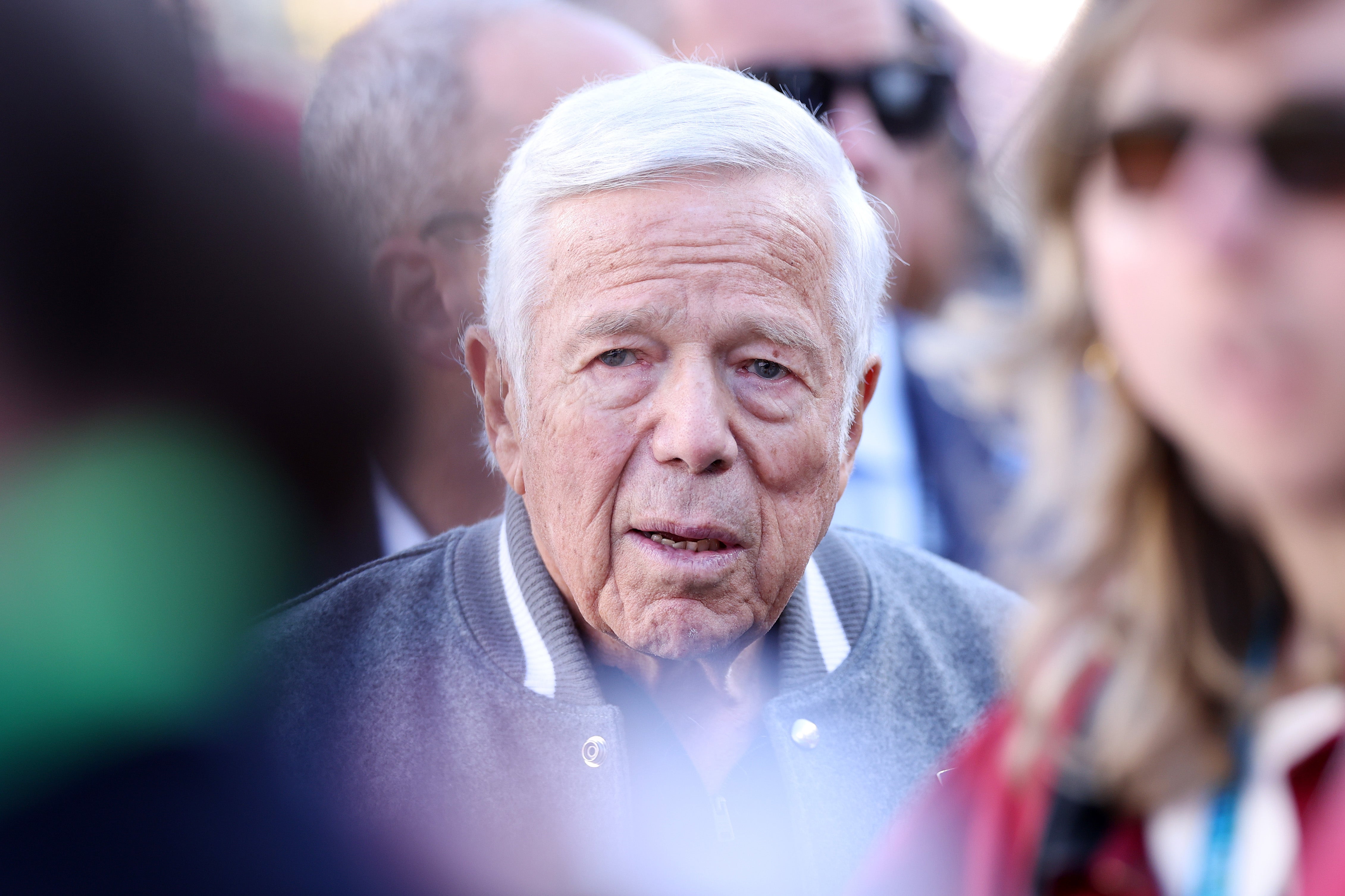 Robert Kraft, propietario de los New England Patriots, observa el campo antes del inicio del Super Bowl LX contra los Seattle Seahawks en el Levi's Stadium