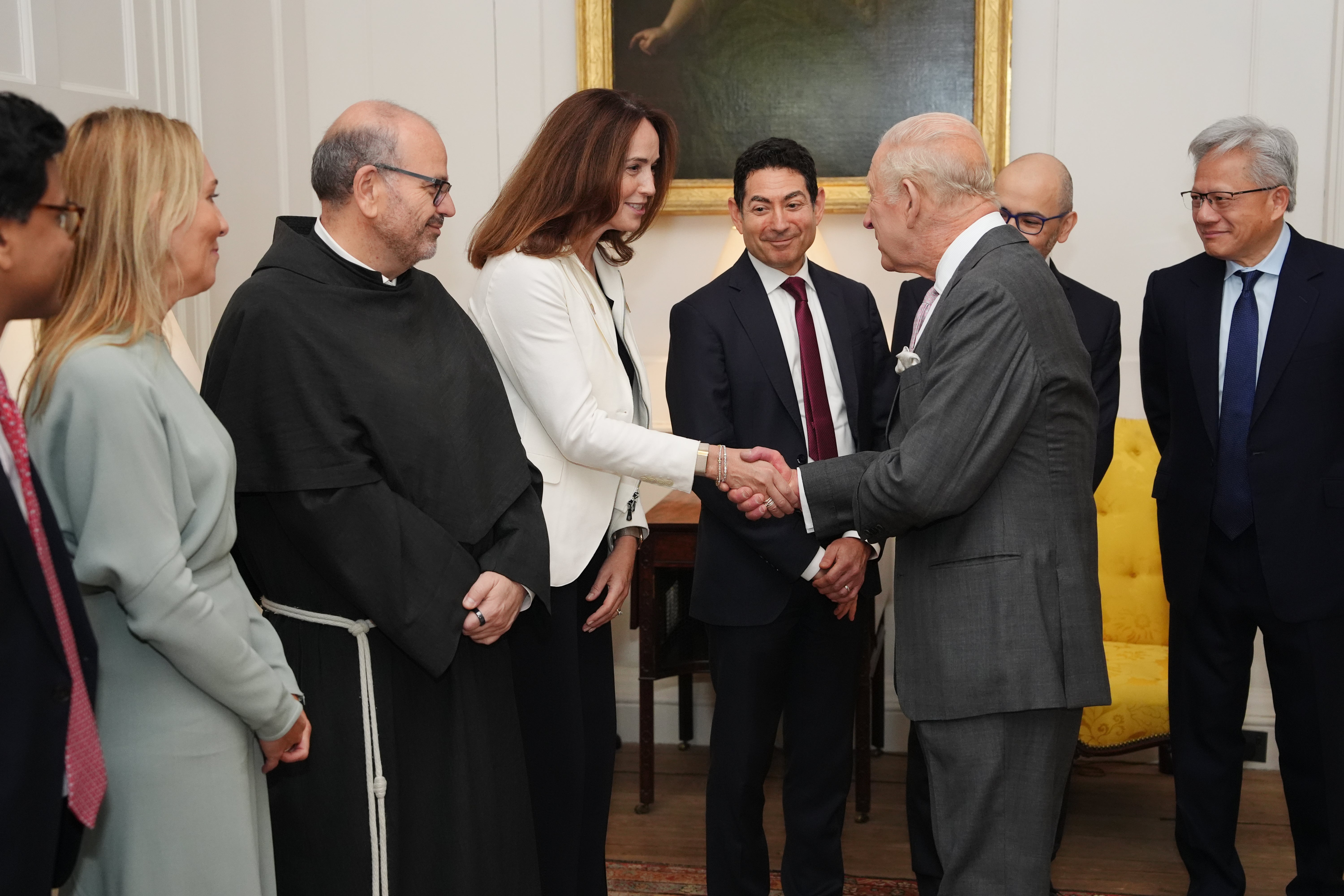El rey Carlos III saluda a Sarah Friar, directora financiera de OpenAI, durante un encuentro con líderes del sector de la inteligencia artificial (IA)