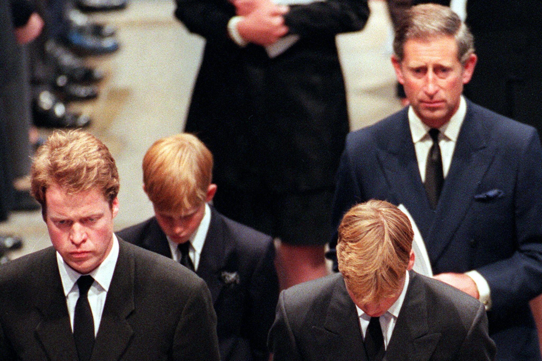 El conde Spencer con sus sobrinos en el funeral de la princesa Diana