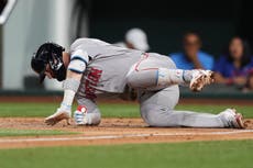 Willson Contreras sale del juego de los Medias Rojas en Texas tras ser golpeado por un lanzamiento
