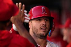 Angelinos desperdician ventaja en la 9na, remontan en la 10ma y vencen 5-4 a Mellizos