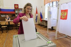 Rusia inicia 3 días de votación en elección parlamentaria que afianzará el poder del Kremlin
