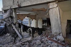 Derrumbe mortal de un edificio señala los peligros que azotan Gaza a casi un año del alto el fuego