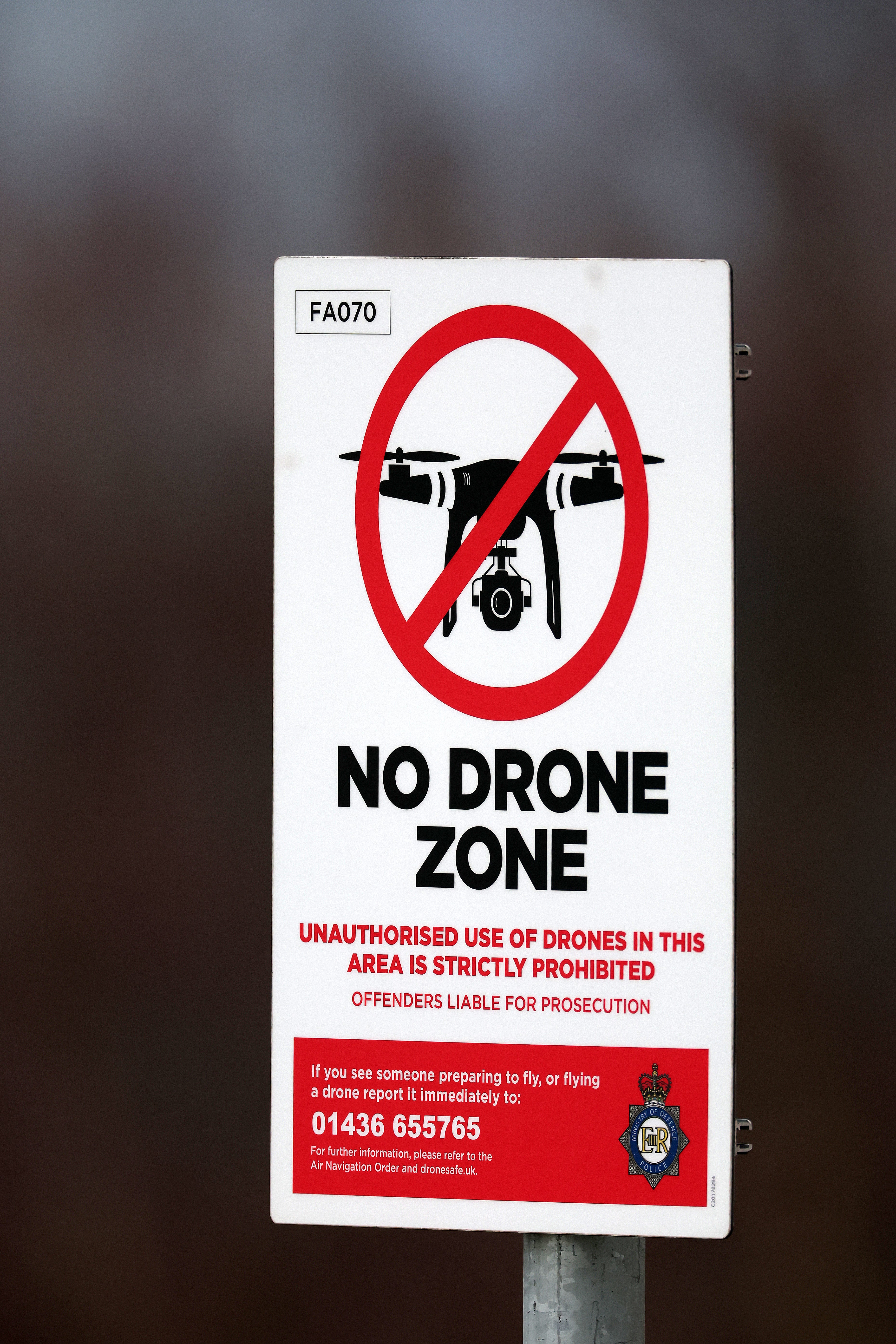 Un cartel de “zona libre de drones” cerca de la base naval Clyde, en Escocia