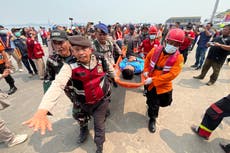 Rescatan 3 cuerpos de ferry volcado en Indonesia; 126 personas siguen desaparecidas
