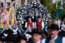 El Oktoberfest de Múnich cobra vida cuando el alcalde abre el primer barril