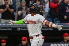Martínez pega jonrones y Guardianes vencen 12-6 a Atléticos para seguir líderes del Centro AL
