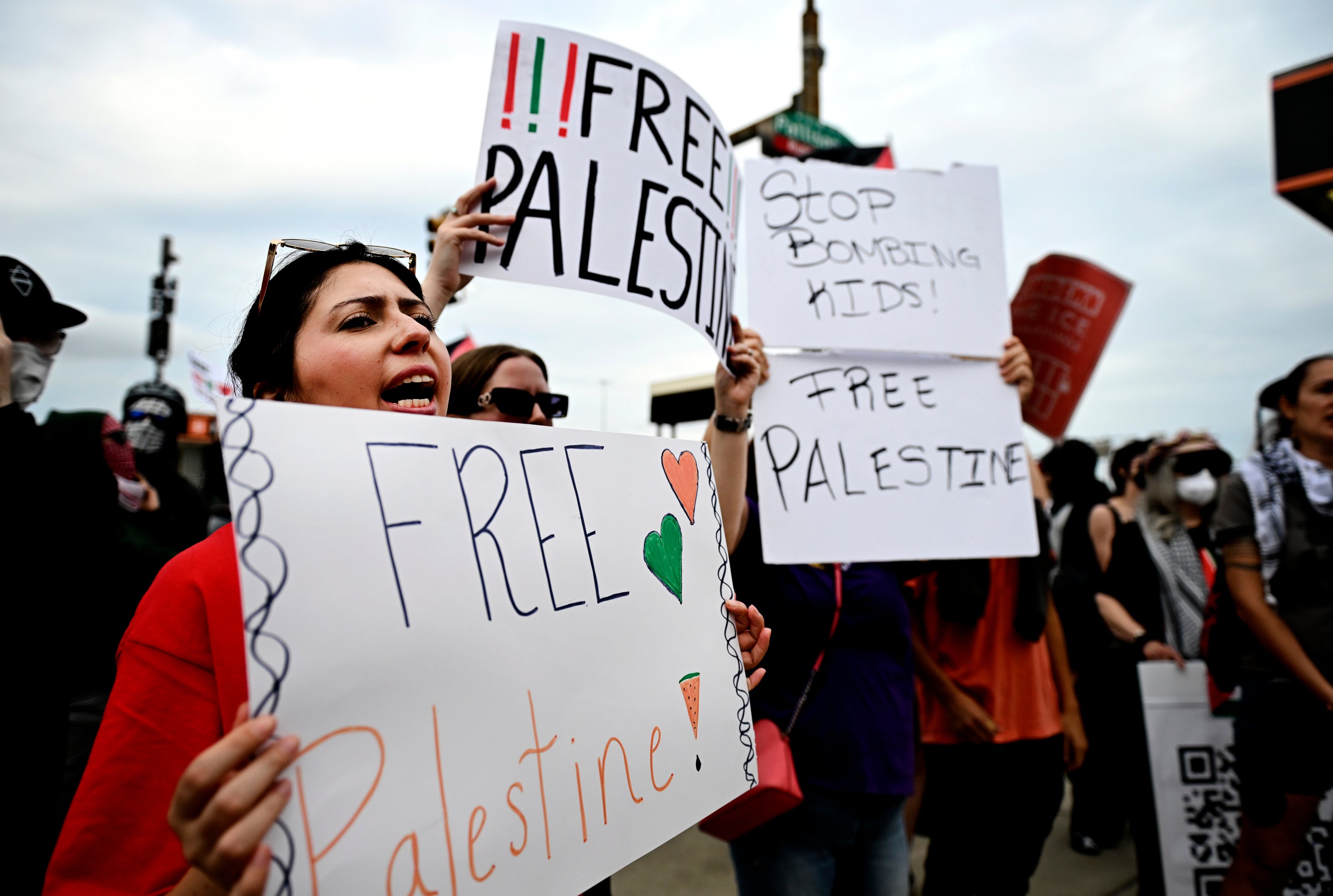 Los manifestantes sostienen pancartas con el lema “Libertad para Palestina” antes del concierto de Sheeran en Filadelfia