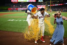 Angelinos vencen 6-5 en 11 entradas a Mellizos con sencillo con bases llenas y 2 outs