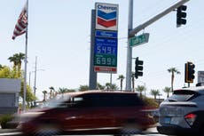 El alza del combustible frustra a votantes. Trump dice que "es un precio barato" por guerra con Irán