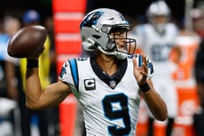Young lanza 3 pases de TD y Panthers aplastan 34-3 a unos diezmados Falcons