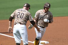 Cronenworth pega 2 jonrones para que Padres derroten 7-3 a Marlins y se acercan a Playoffs