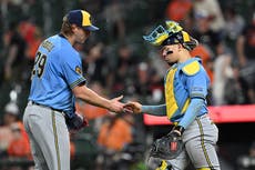 Sin rachas largas, Milwaukee rompe su récord de victorias y sigue con el mejor registro de MLB