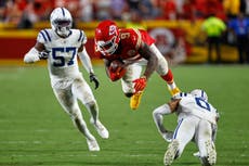 Butker patea el gol de campo ganador y los Chiefs vencen 33-30 a los Colts en tiempo extra