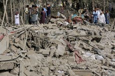Pakistán dice bombardeó refugios milicianos y mató a 28. Kabul reporta 3 muertos