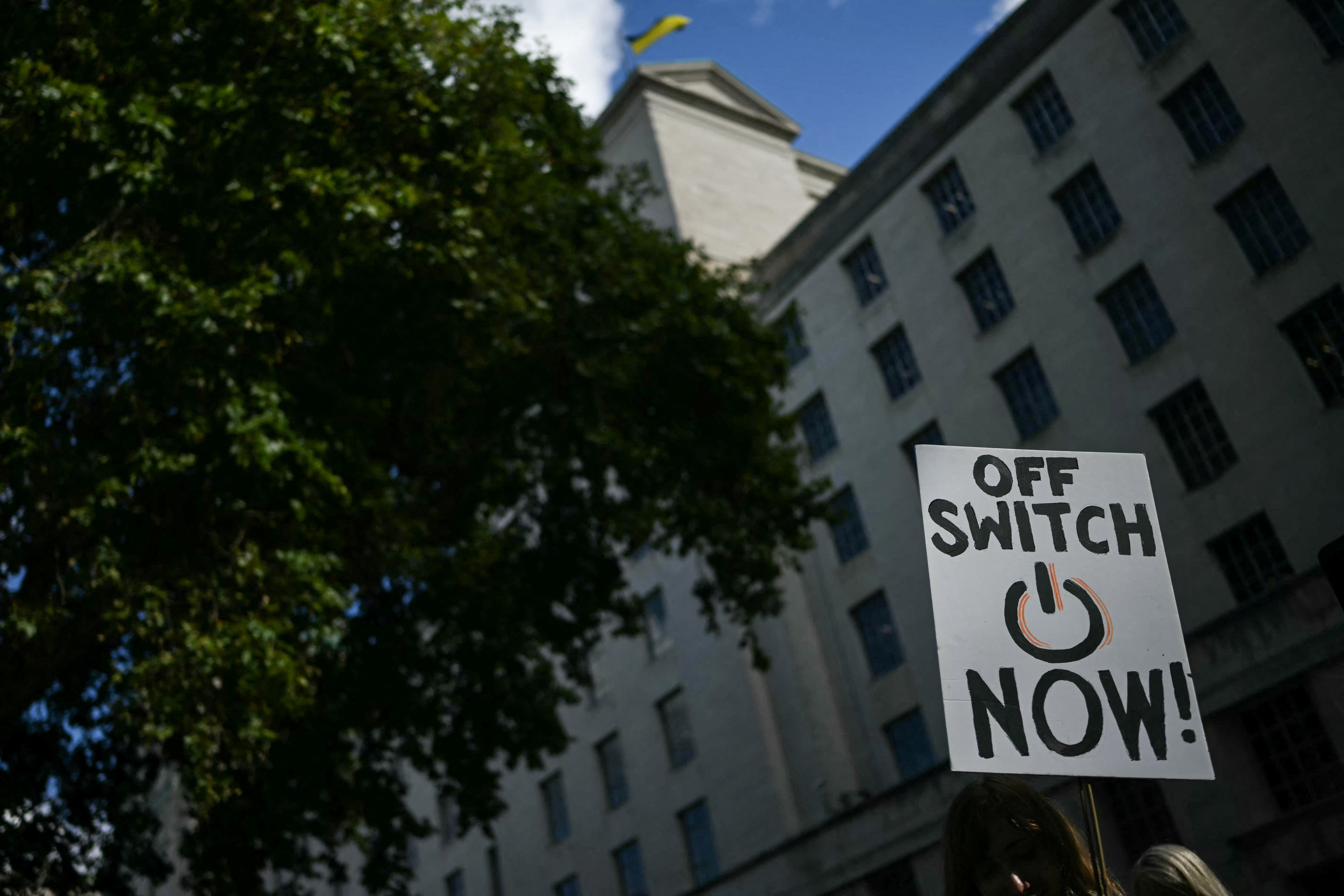 Una pancarta durante una “manifestación de emergencia” organizada por el grupo de acción ciudadana PauseAI UK frente a Downing Street, en el centro de Londres, Reino Unido, el 16 de septiembre de 2026