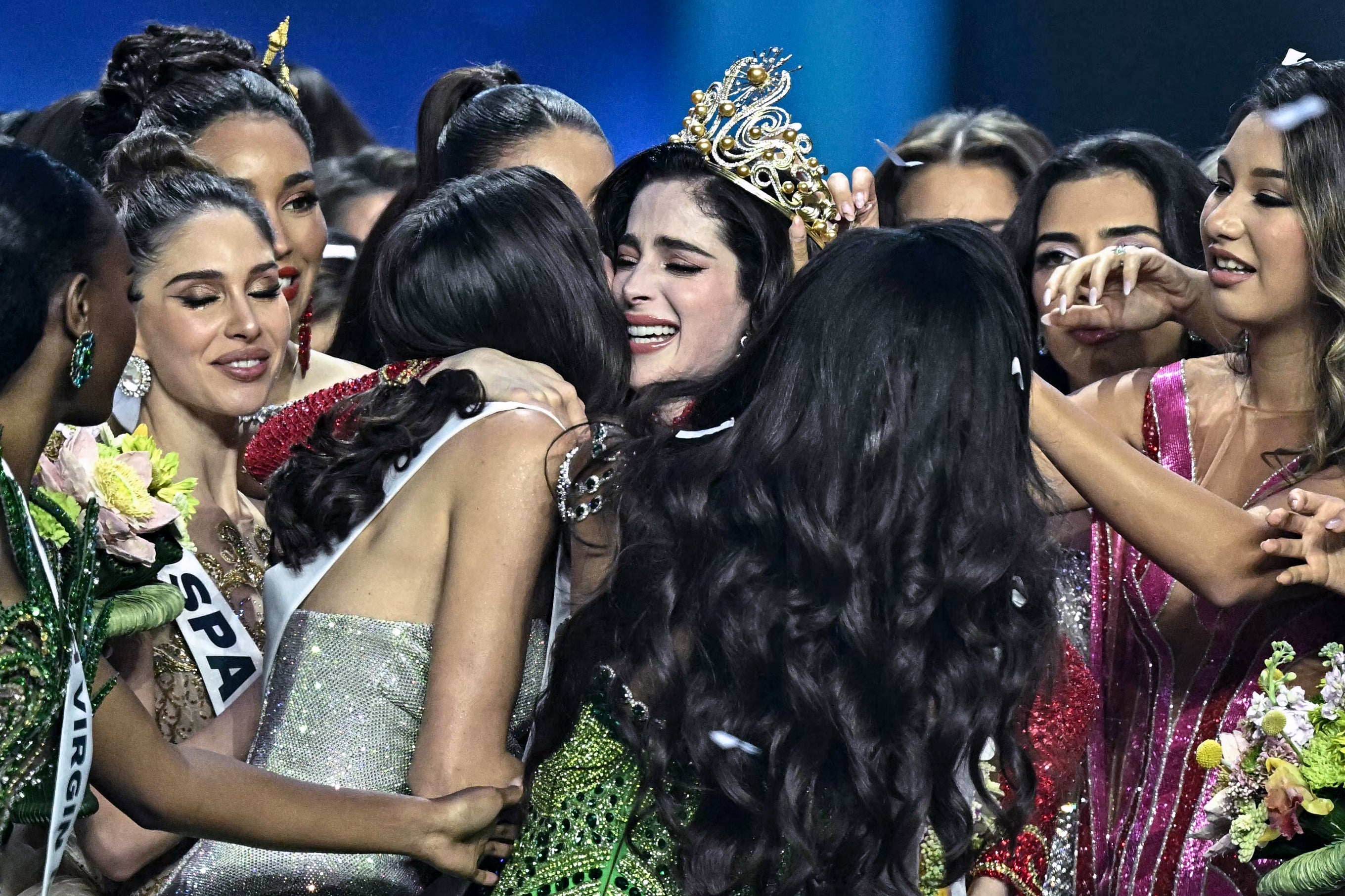 <p>La mexicana Fátima Bosch, en el centro, celebra su victoria en el certamen de Miss Universo 2025</p>