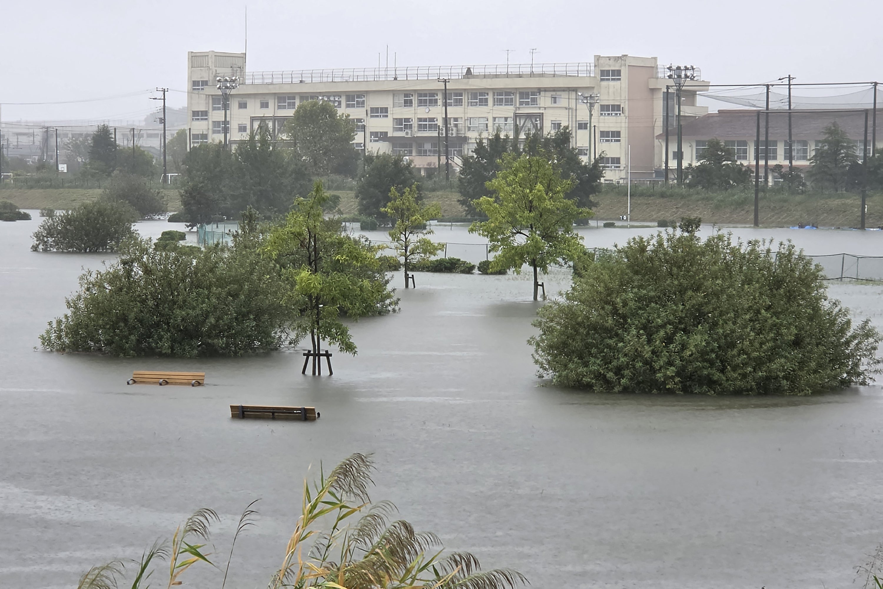 Las fuertes lluvias provocadas por el tifón Dujuan inundan un parque en la ciudad de Ichikawa, prefectura de Chiba