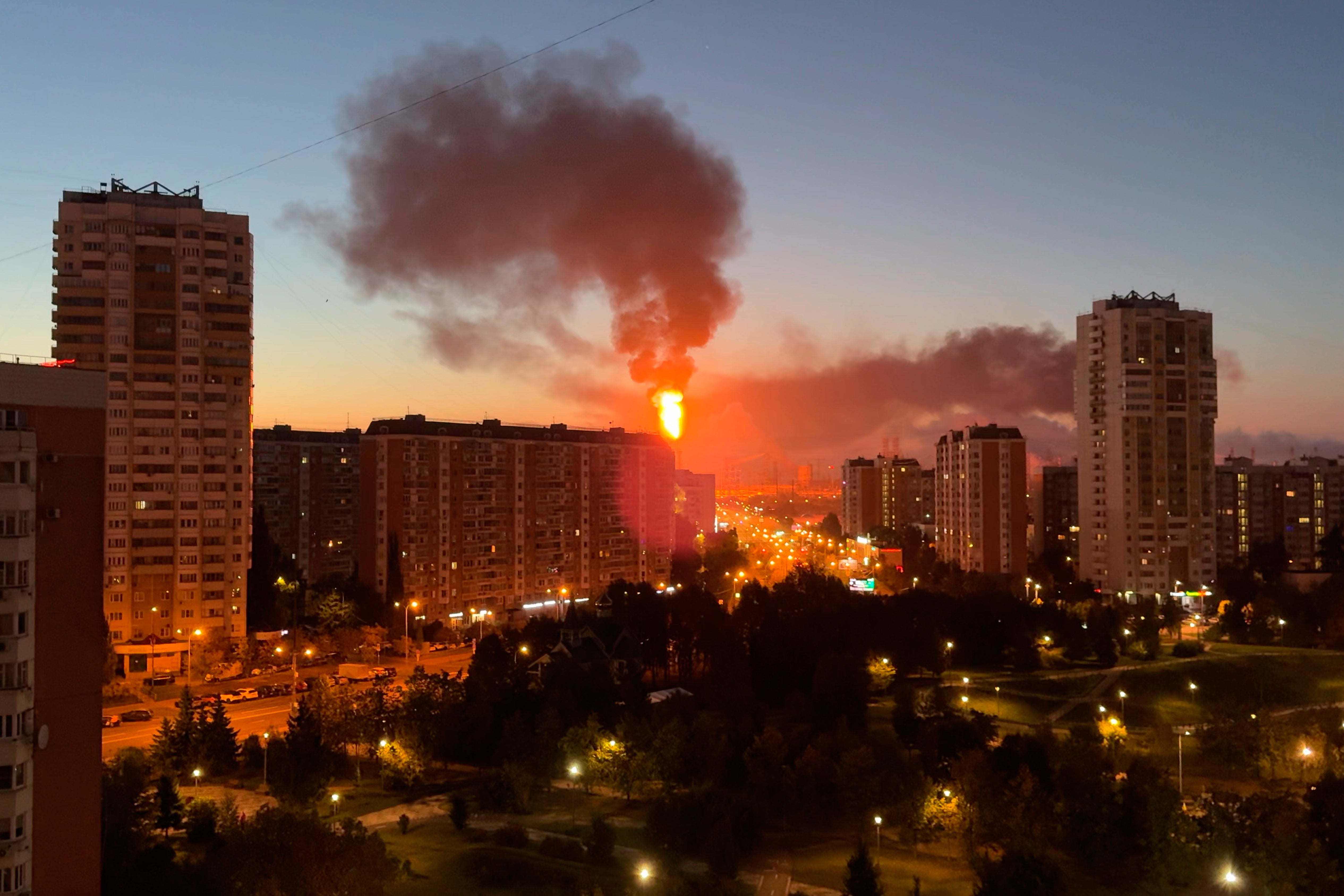Se ven llamas y humo saliendo de la refinería de petróleo de Moscú, ubicada al sureste de la ciudad, tras un ataque a gran escala con drones ucranianos, el domingo 20 de septiembre