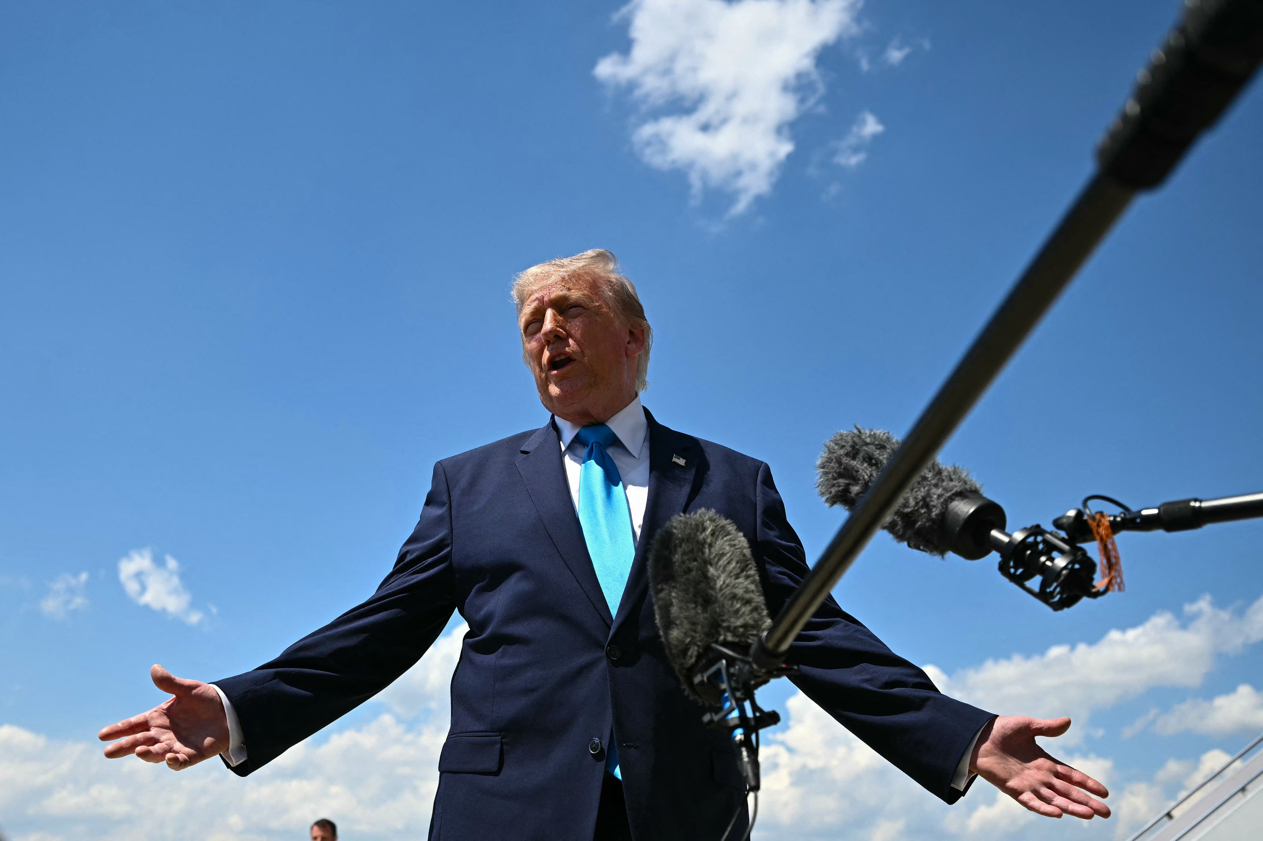 La Casa Blanca fue objeto de críticas por promocionar su propia aplicación de noticias tras la prohibición impuesta por el presidente Donald Trump a varios medios, y algunos la calificaron de “medio de comunicación estatal”