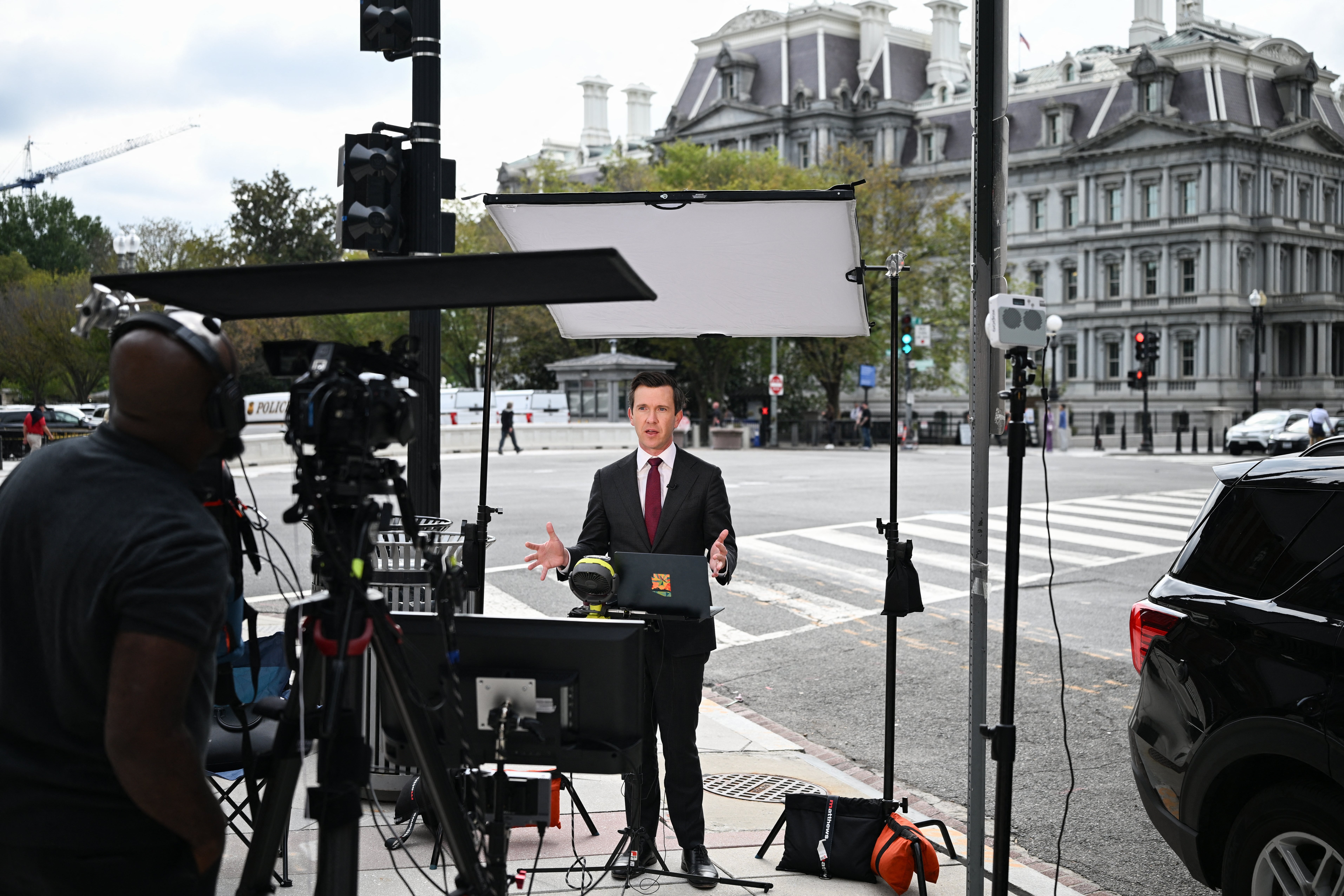 Después de que el presidente estadounidense prohibiera el acceso a MS NOW, ‘Politico’ y CNN a la Casa Blanca, se vio a periodistas de esos medios retransmitiendo desde zonas situadas fuera del recinto de la sede presidencial