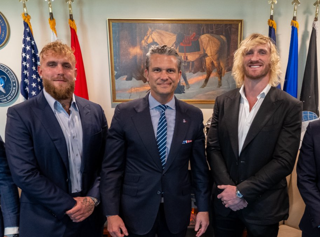 El secretario de Defensa, Pete Hegseth (centro), recibió fuertes críticas por invitar a Jake y Logan Paul a dar una charla a miembros de las Fuerzas Armadas en el Pentágono