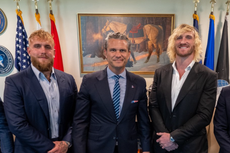 Hegseth, blanco de burlas por la visita de los hermanos Paul al Pentágono