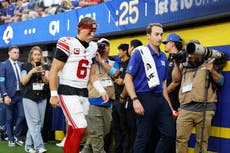 El QB de Giants Jaxson Dart sale por lesión de rodilla en la 1ra serie ante Rams