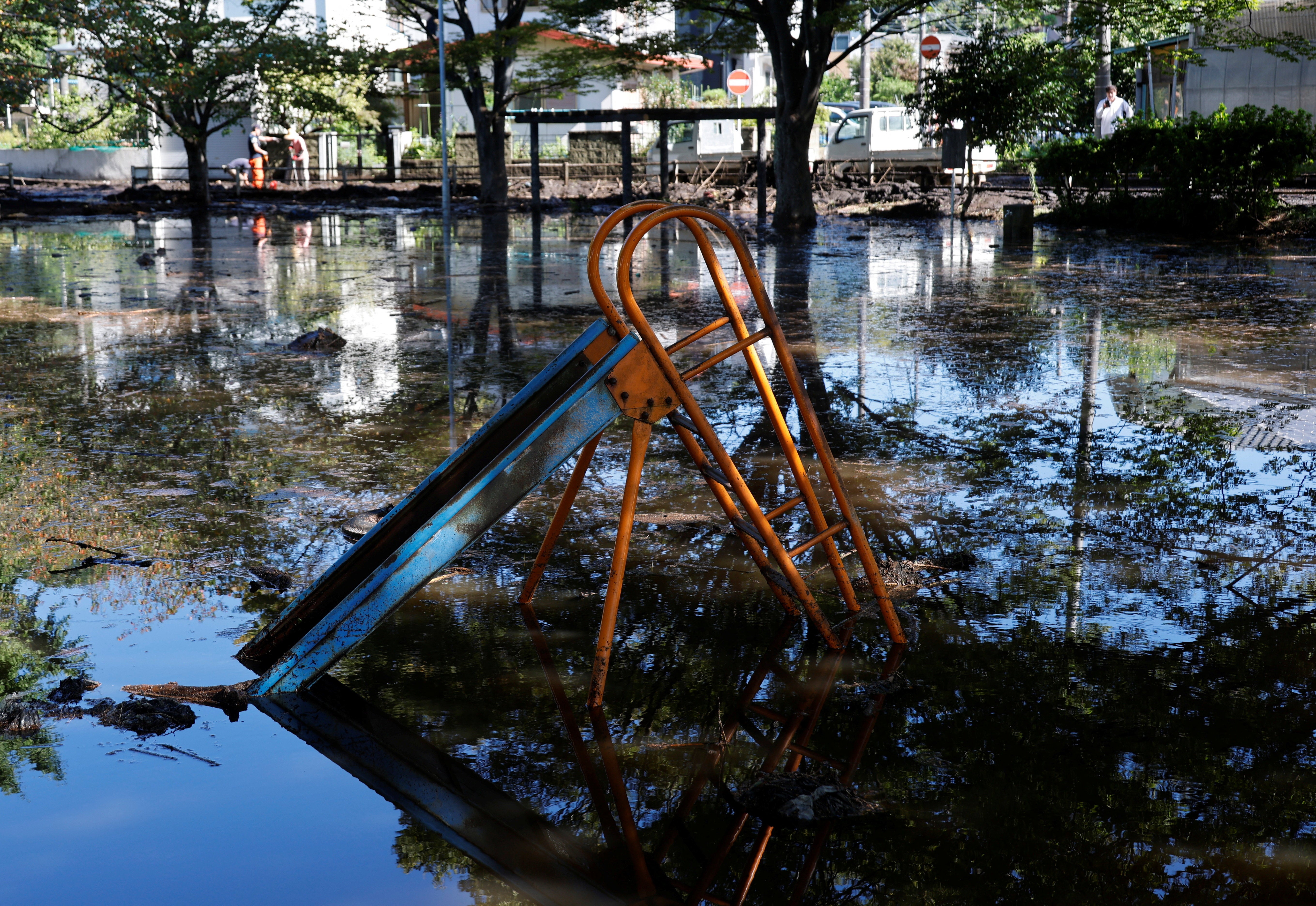 El agua cubre un parque infantil cerca de una vivienda afectada por un deslizamiento de tierra provocado por el tifón Dujuan en Miura, Japón, el 22 de septiembre de 2026