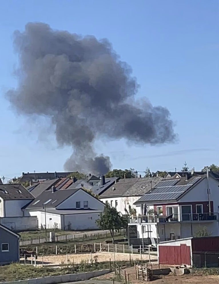 En las imágenes compartidas en las redes sociales, se veía el humo que se elevaba desde el lugar del accidente