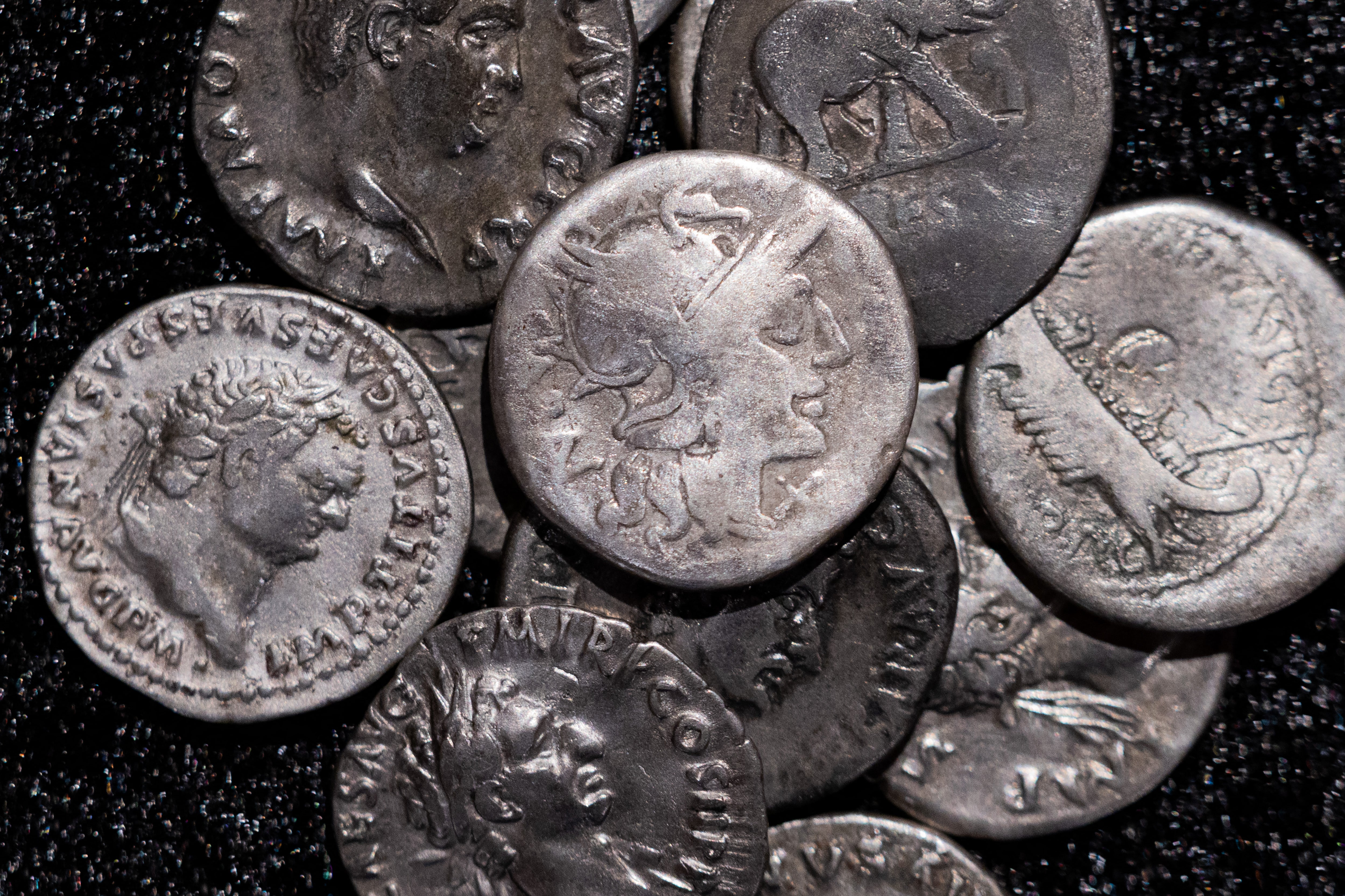 Arqueólogo aficionado halla en Alemania el mayor tesoro de monedas romanas de plata antiguas