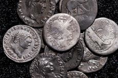 Arqueólogo aficionado halla en Alemania el mayor tesoro de monedas romanas de plata antiguas