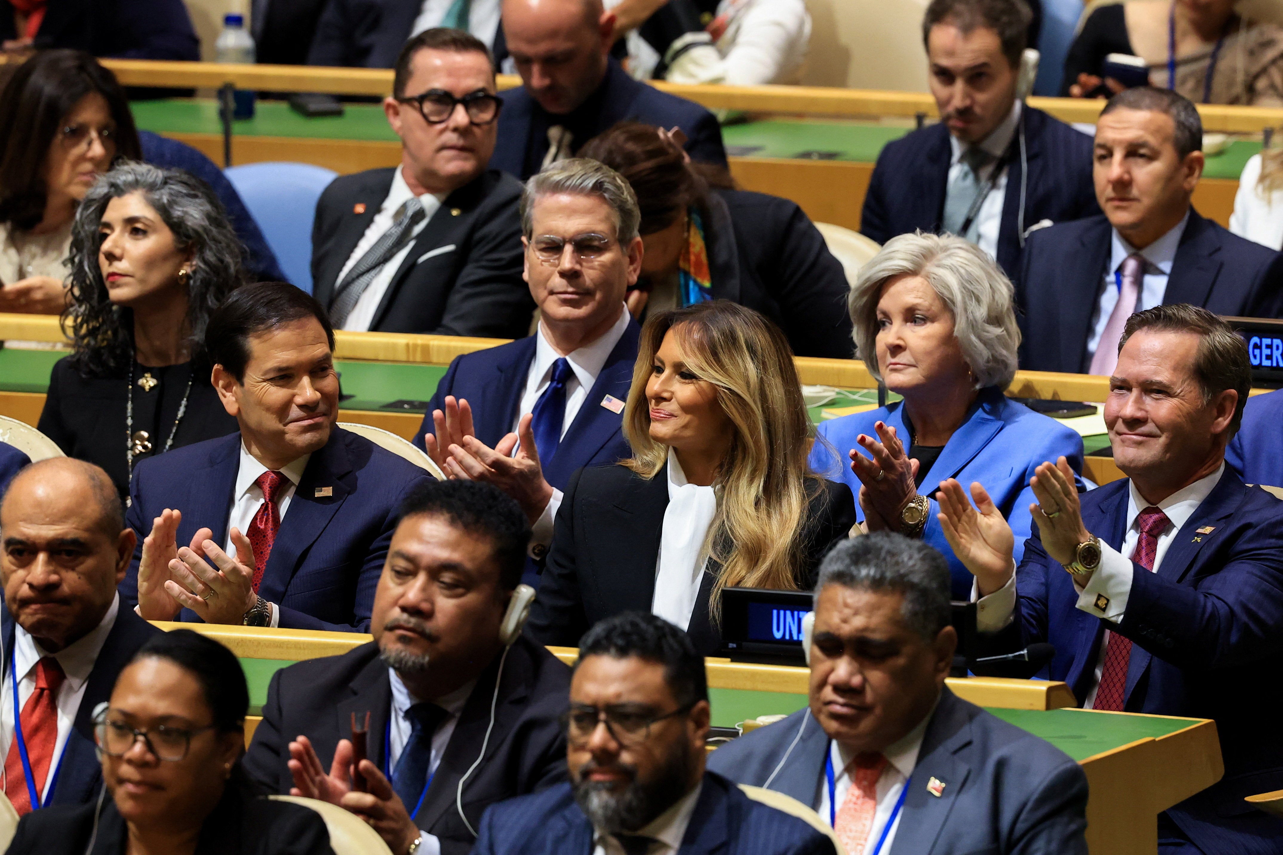 Trump se tomó un momento para elogiar la labor de la primera dama, Melania Trump, en favor de la infancia a nivel mundial, lo que le valió un momento de aplausos en la escena internacional, aunque fueron en gran parte los miembros de su Gabinete quienes se encargaron de aplaudir