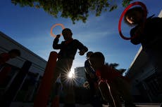 Jueza federal anula directiva de Trump sobre acceso de inmigrantes a programas de asistencia