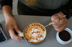 Cafetería ofrece tazas de espresso, latte y capuchino con rostro del papa antes de su viaje a Perú