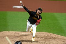 Jones lleva juego perfecto hasta la 6ta y Piratas vencen 2-0 a Cardenales