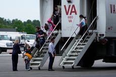 El gobierno de Trump dice al Congreso que admitirá a 17.500 refugiados blancos sudafricanos en 2027