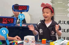 Niña china de 6 años fija récord femenino de velocidad para resolver el cubo Rubik