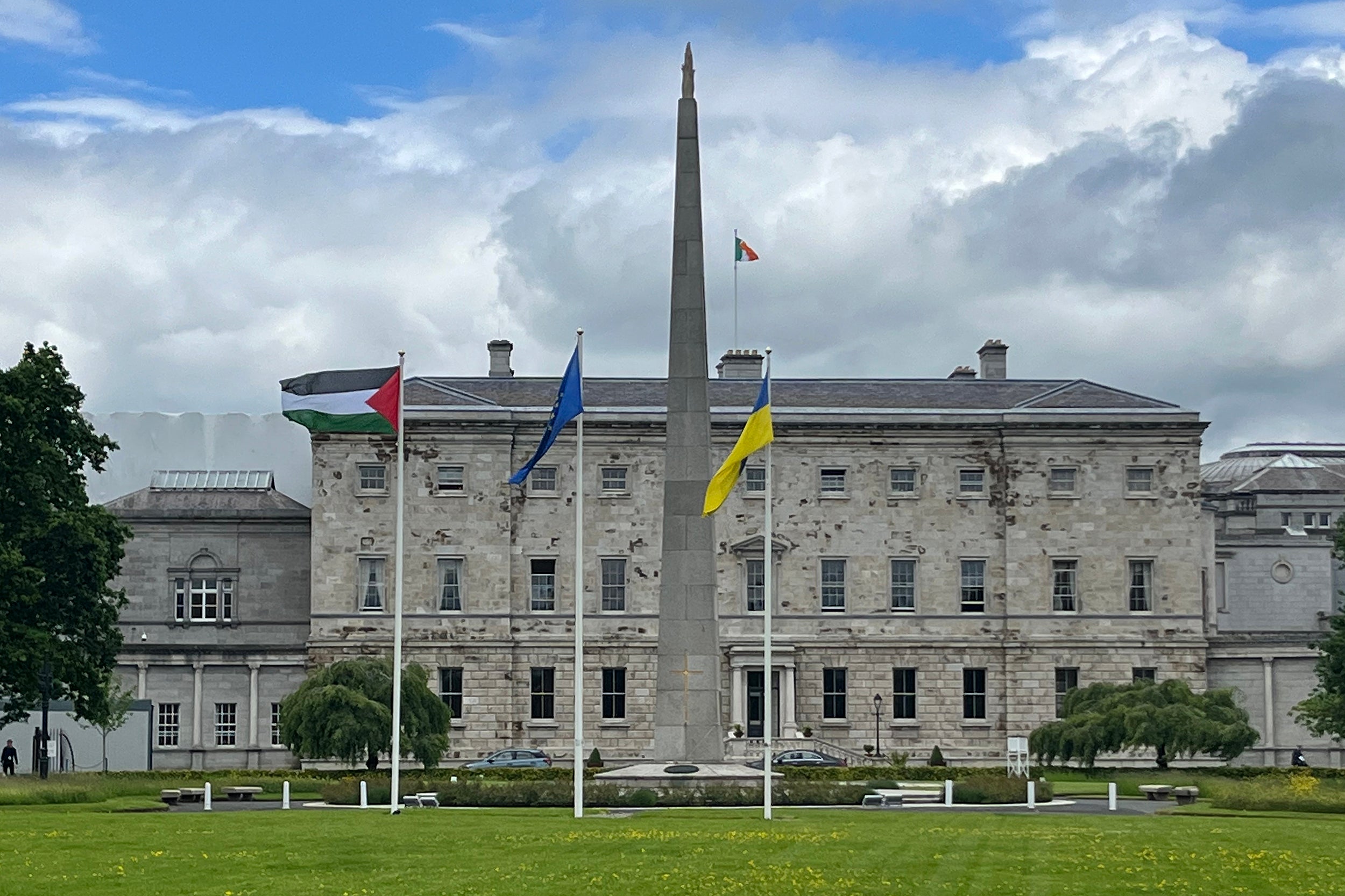 Una bandera palestina ondea junto a las de la Unión Europea y Ucrania frente a Leinster House, sede del Parlamento irlandés, con motivo del reconocimiento del Estado palestino por parte de Irlanda