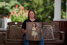 Policía de Mississippi arresta a otro hombre por muerte de mujer negra hallada colgada de un árbol