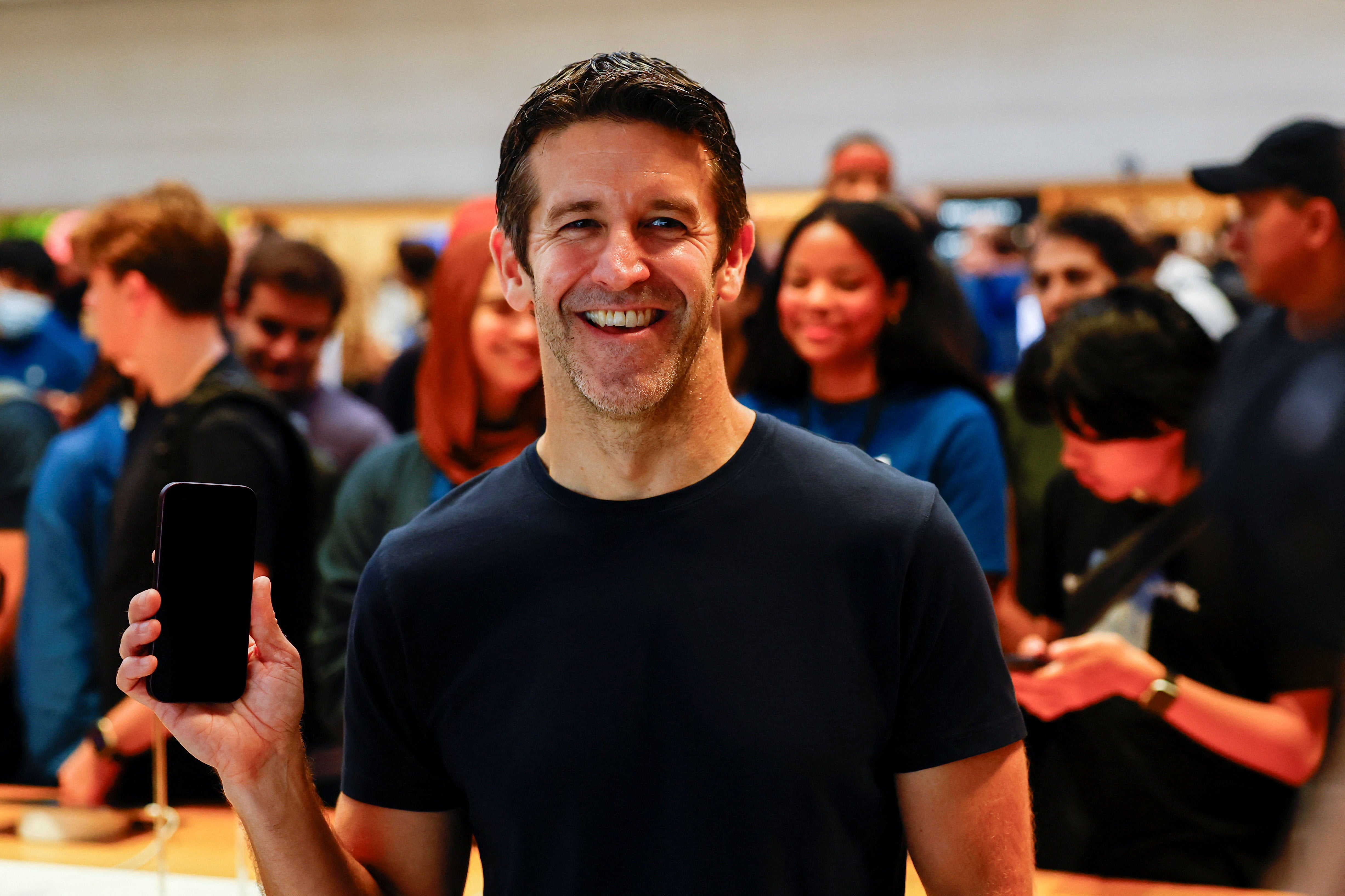 <p>El nuevo director ejecutivo de Apple, John Ternus, sostiene un iPhone 18 Pro</p>