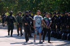 Militarizada y con comercios cerrados: la violencia golpea a ciudad turística de Colombia