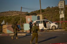 Hijo de embajador israelí en EEUU gravemente herido en ataque con auto en Cisjordania