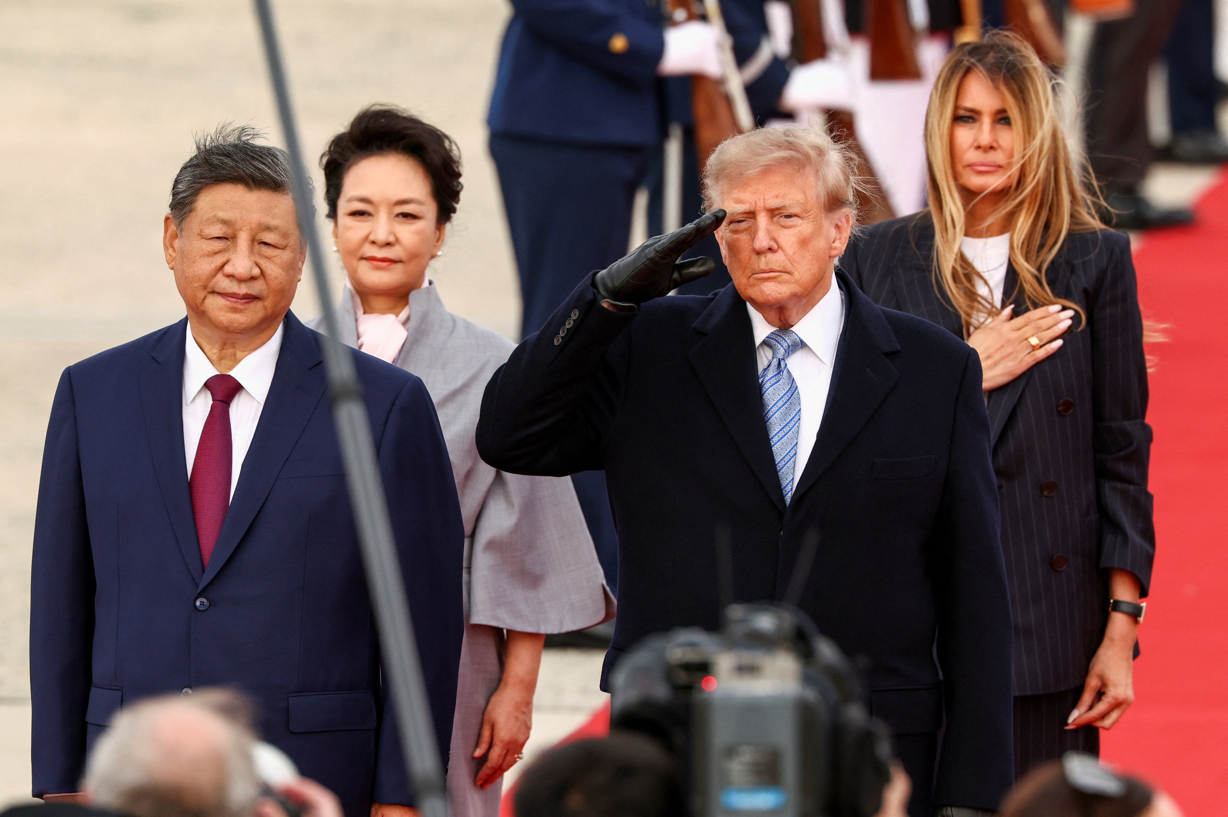 <p>Donald Trump lució un largo abrigo de invierno y guantes este miércoles en la Base Conjunta Andrews, en Maryland, donde recibió al presidente chino Xi Jinping</p>