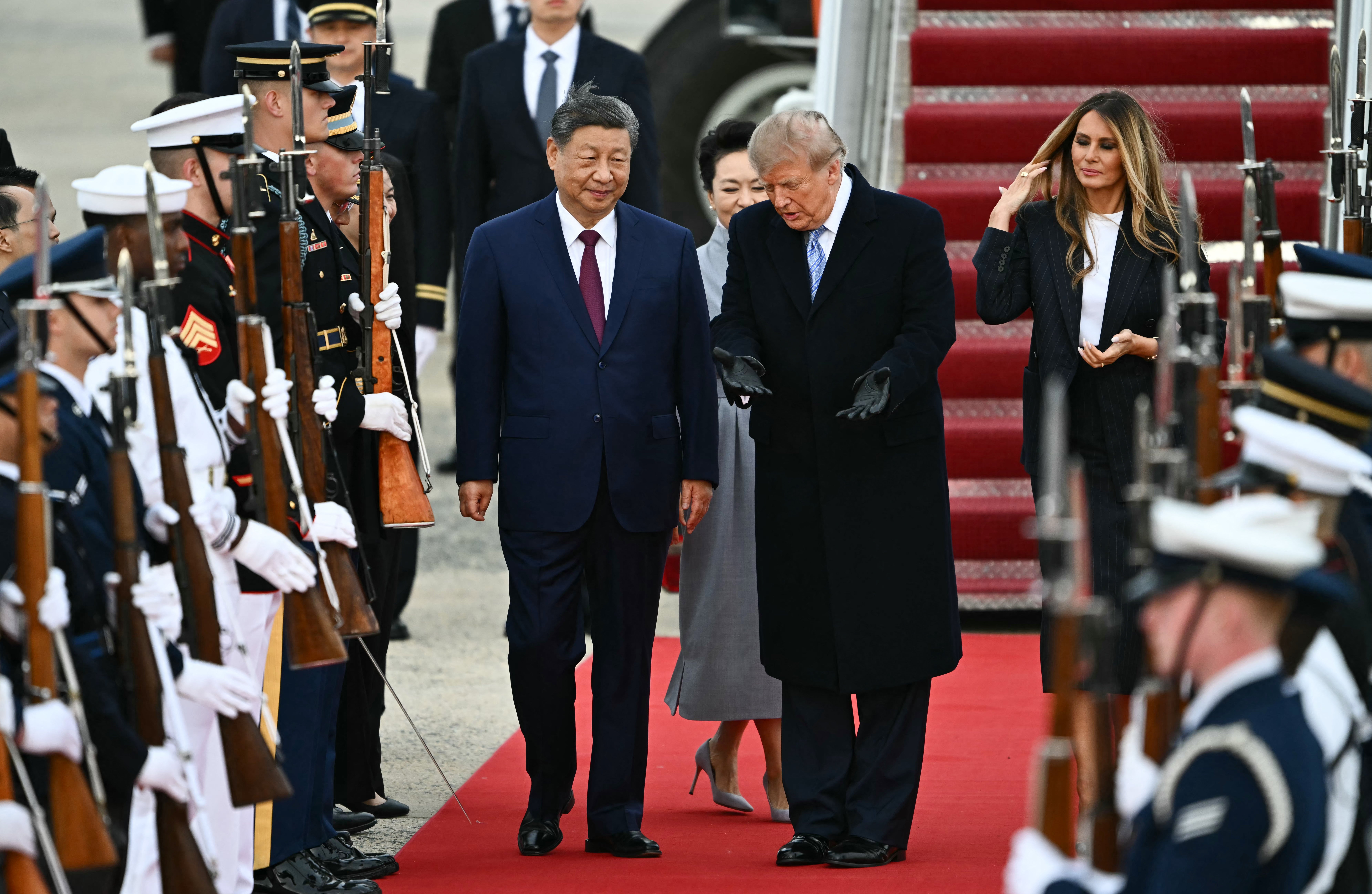 Donald Trump recibió a Xi Jinping este miércoles con una inusual ceremonia de bienvenida con alfombra roja en el aeropuerto