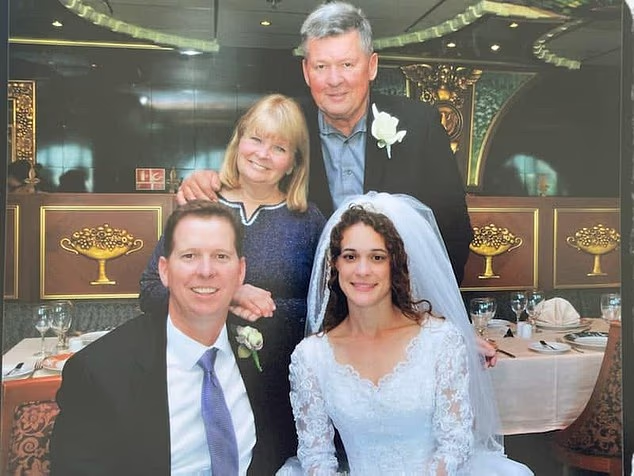 Thomas Gigler (izquierda) celebraba su aniversario de bodas con su esposa cuando cayó por la borda del crucero, según informes