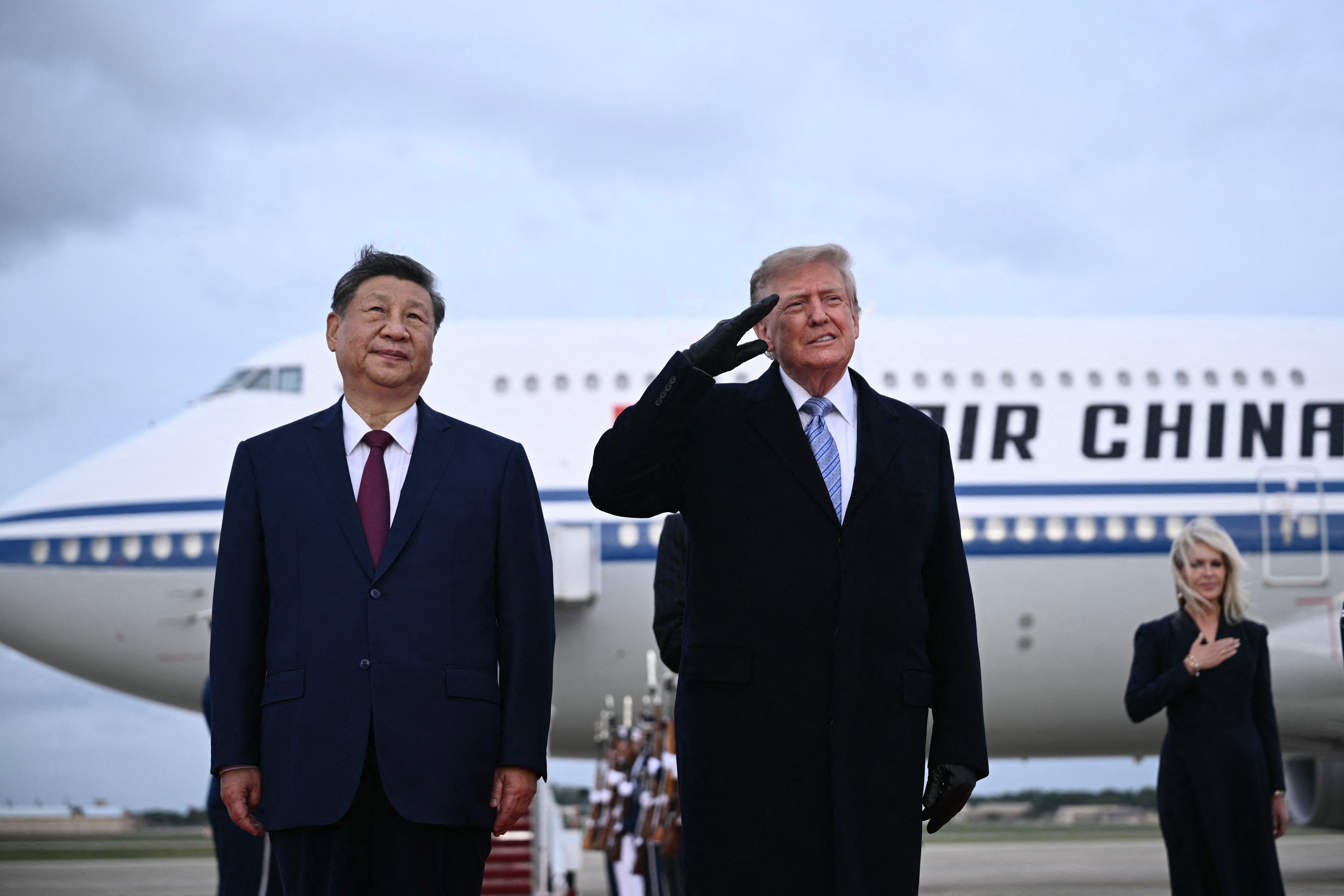 Trump hizo una mueca cuando un avión militar estadounidense sobrevoló la base durante la ceremonia de llegada de Xi