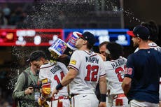 Chris Sale alcanza 200 ponches y los Bravos vencen a los Rojos con hit de Dubón